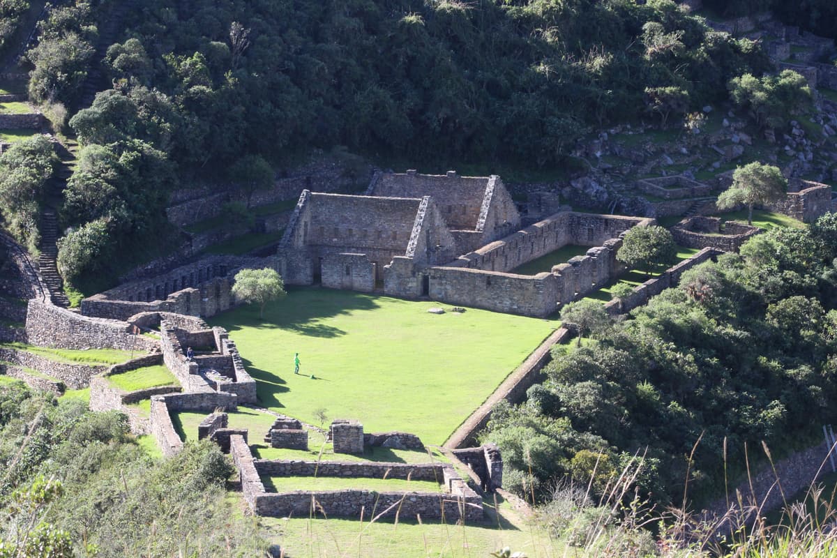 Steingebäude und Terrassen von Choquequirao auf ihrem Bergrücken