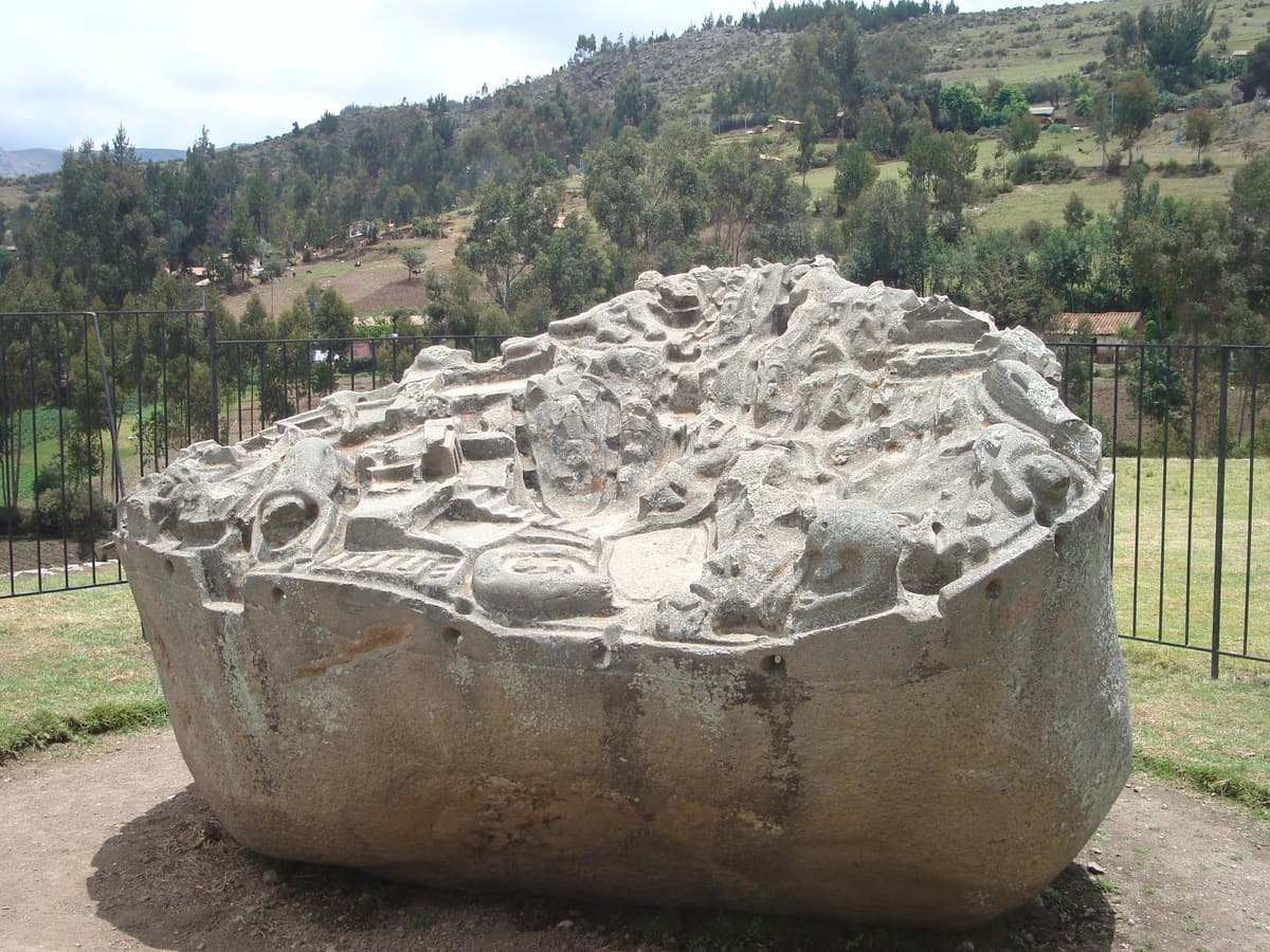 Der gemeißelte Monolith von Sayhuite, übersät mit Miniaturfiguren