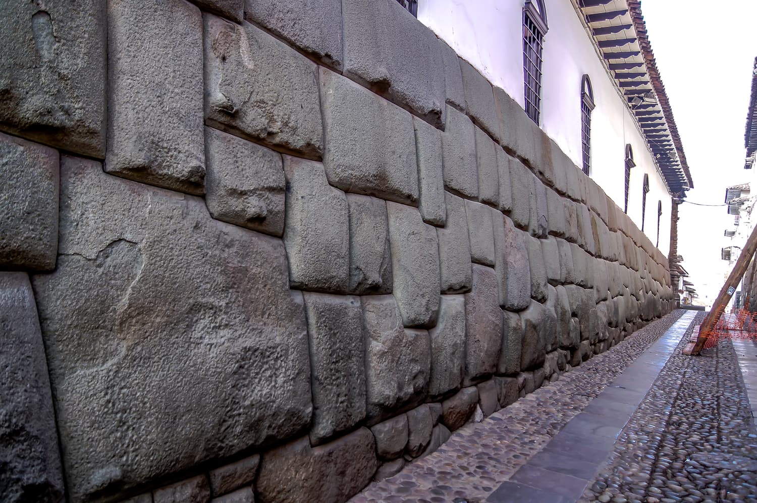 Eine Gasse mit Inka-Mauerwerk in Cusco