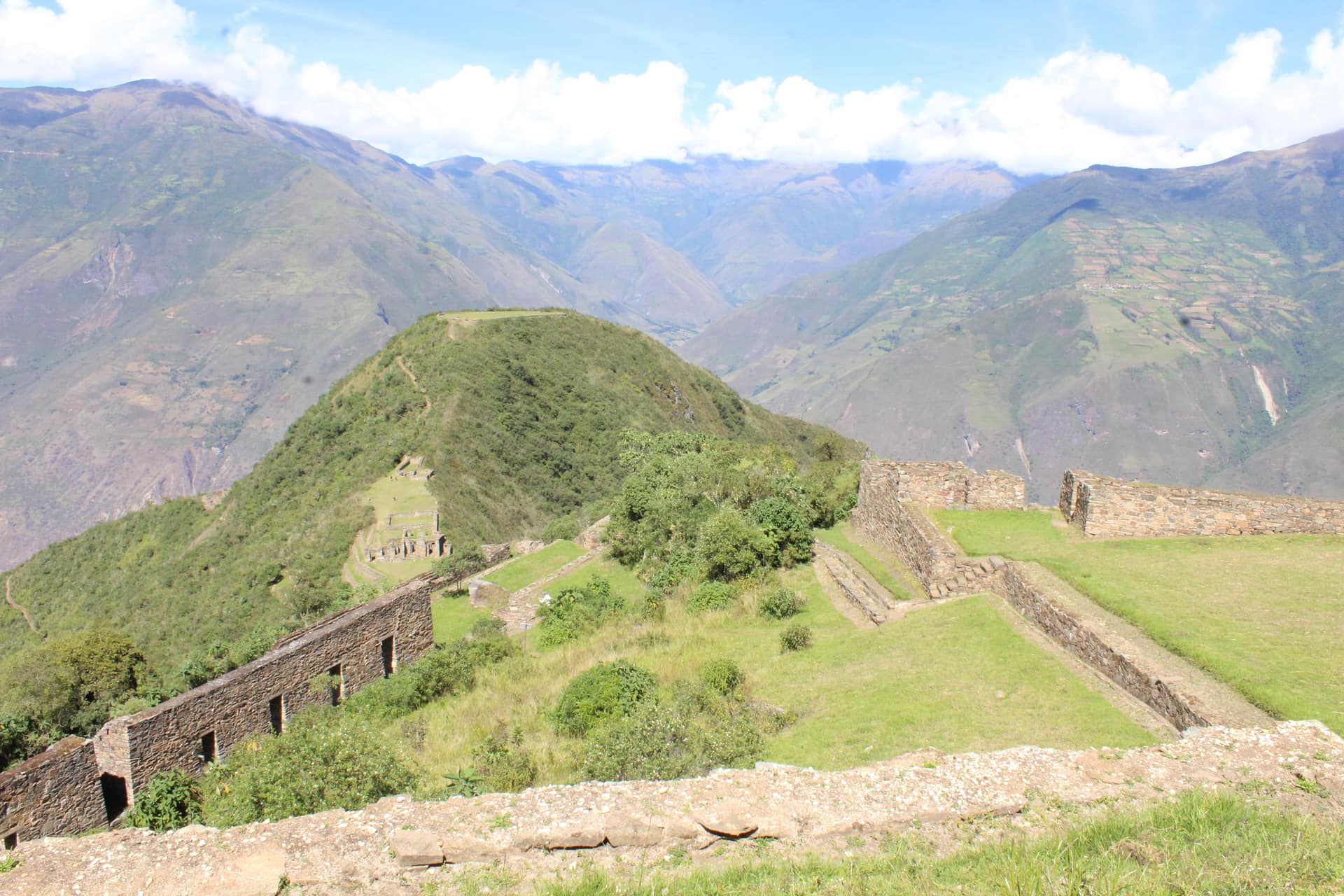 Die Terrassen und Gebäude von Choquequirao auf einem Grat hoch über dem Apurímac-Canyon