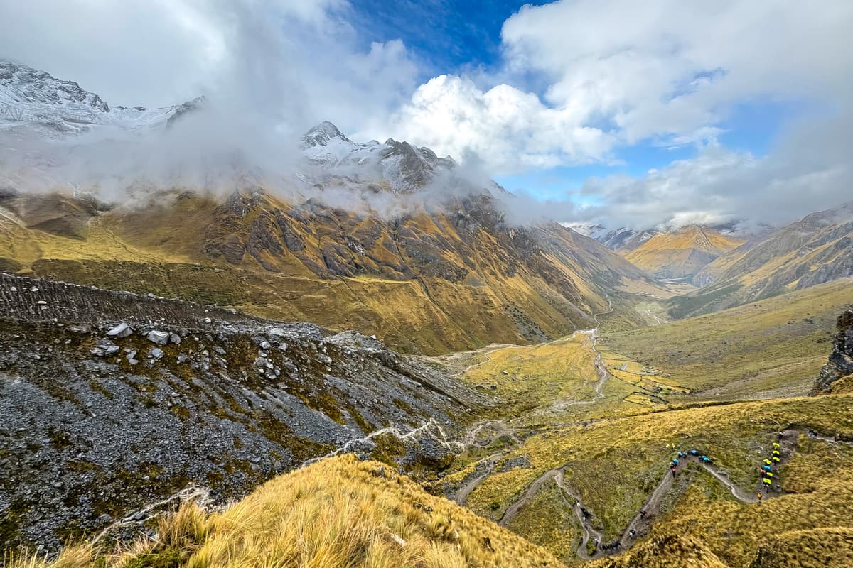 Der schneebedeckte Salkantay über einem hochandinen Tal